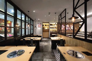 <strong>小黑牛連鎖火鍋店裝修案</strong>